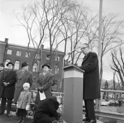 Borgarrådet Helge Berglund inviger den provisoriska viadukte