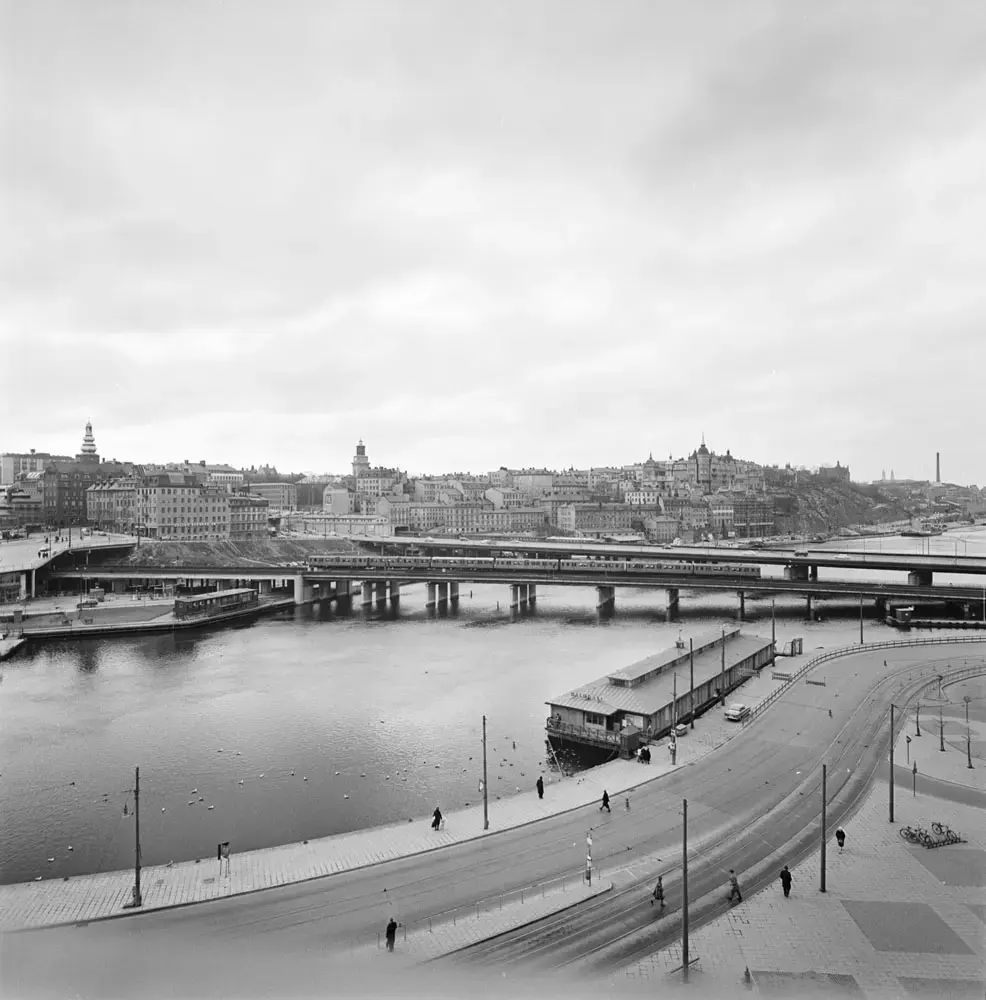 I förgrunden vid Kornhamn och munkbroleden ligger en flytande saluhall i söderström