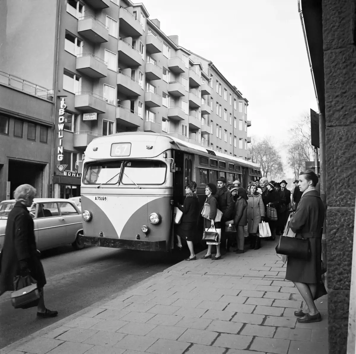 Fridhemsplan, trafikanter köar vid hållplats på S:t Göransgatan till buss 67