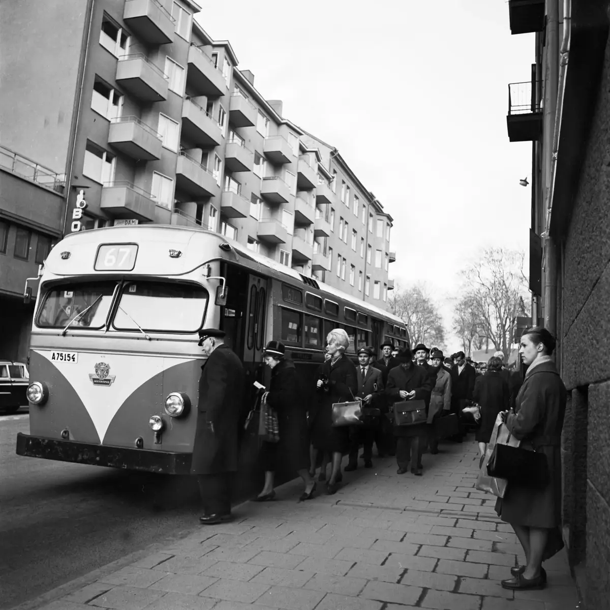 Fridhemsplan, trafikanter köar vid hållplats på S:t Göransgatan till buss 67