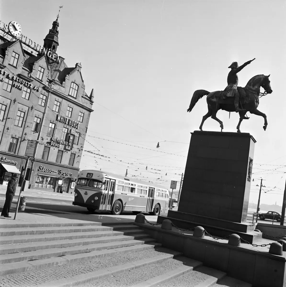 Statyn av Karl XIV Johan skapades av skulptören Bengt Erland och avtäcktes den 4 november 1854. Räntmästarhuset i fonden.