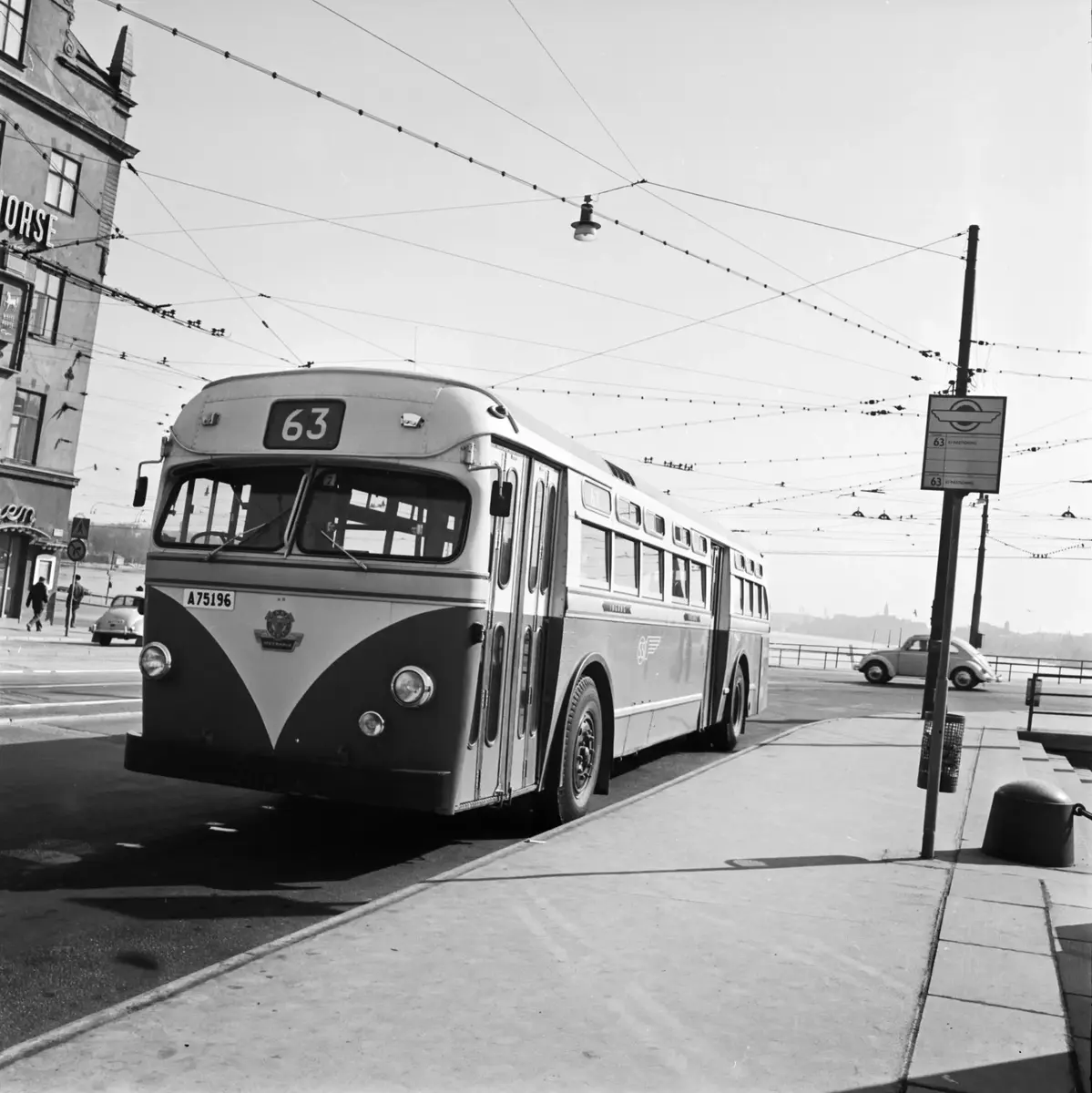 Slussen. Metropol, linje 63 vid hållplats.