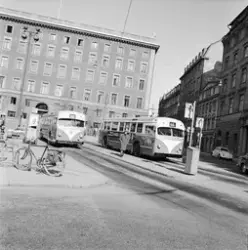 Busstrafik vid Brunkebergstorg. I fonden Telestyrelsens hus.