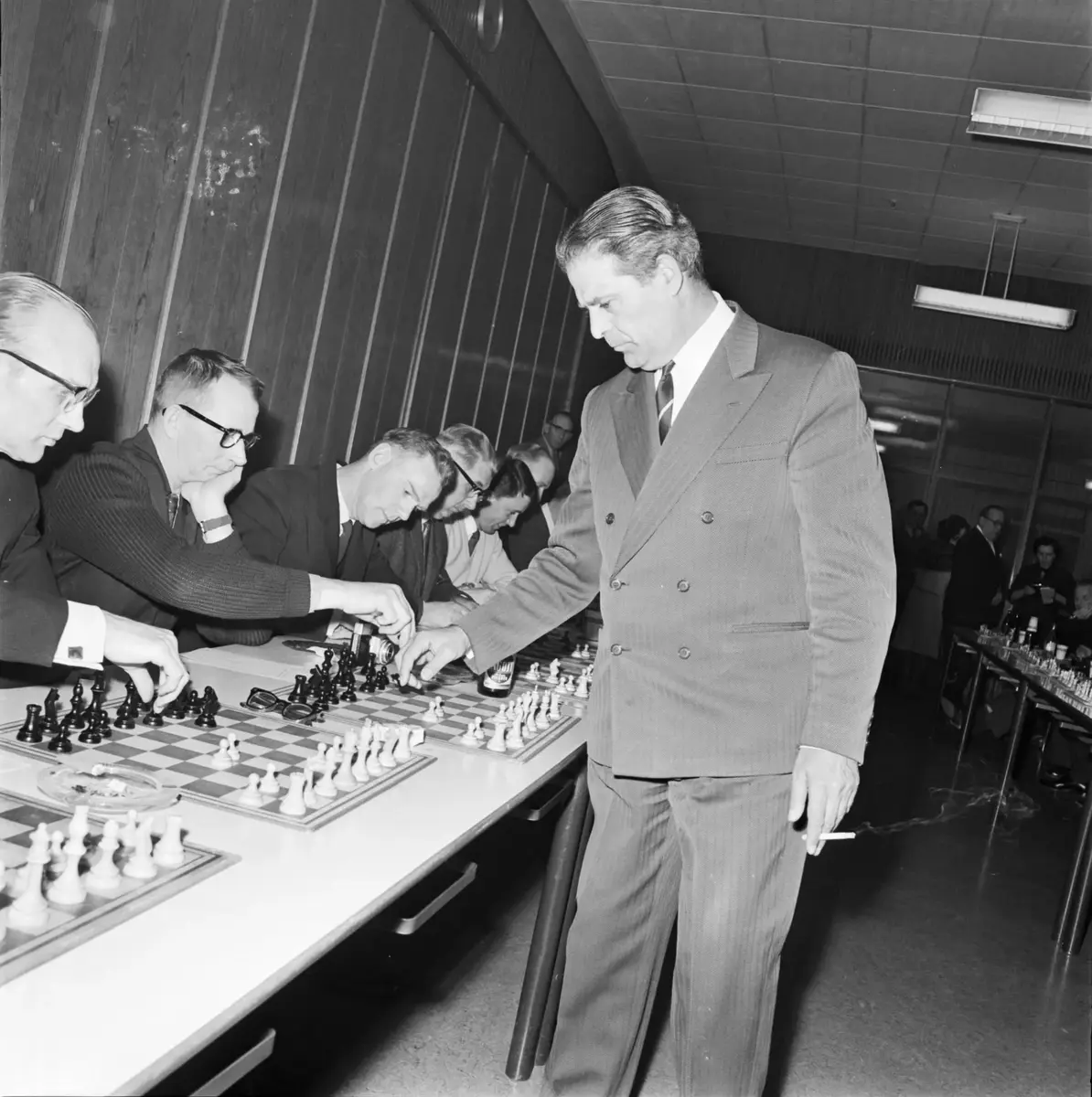 Schackmästaren Andre Lilienthal, besökte Blåsut och spelade mot deltagare vid Spårvägens schackklubb.