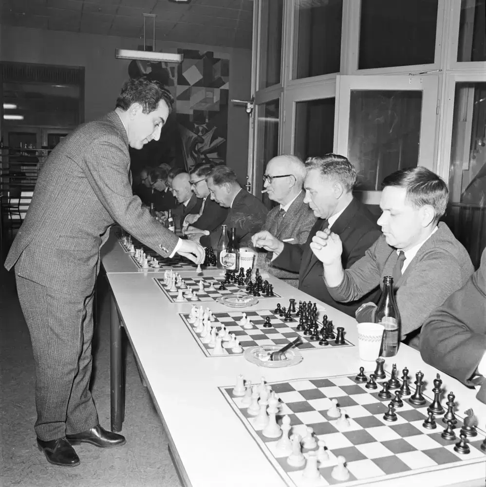 Världsmästaren i schack, Tigran Petrosjan, besökte Blåsut och spelade mot deltagarna vid Spårvägens schackklubb