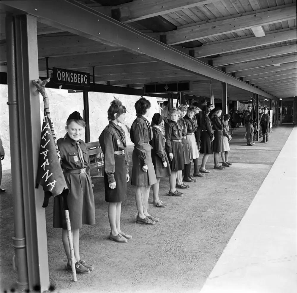 Tunnelbana 2, eller Röda linjen som vi säger idag, invigdes 5/4 1964. Invigning skedde vid Mariatorget och sedan körde invigningstågen först till Fruängen, återvände sedan till Liljeholmen och tog andra spåret till Örnsberg. Örnsberg var vid denna tid slutstation på linje 13. 