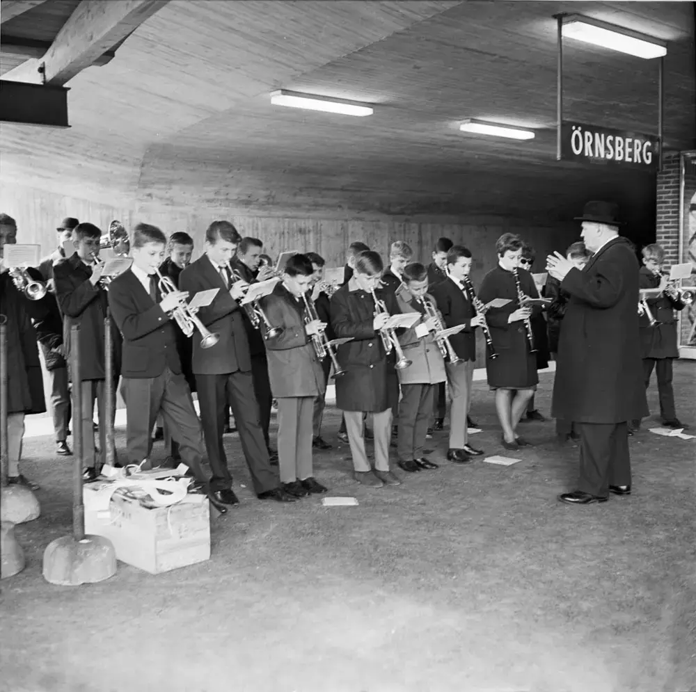 Tunnelbana 2, eller Röda linjen som vi säger idag, invigdes 5/4 1964. Invigning skedde vid Mariatorget och sedan körde invigningstågen först till Fruängen, återvände sedan till Liljeholmen och tog andra spåret till Örnsberg. Örnsberg var vid denna tid slutstation på linje 13. 