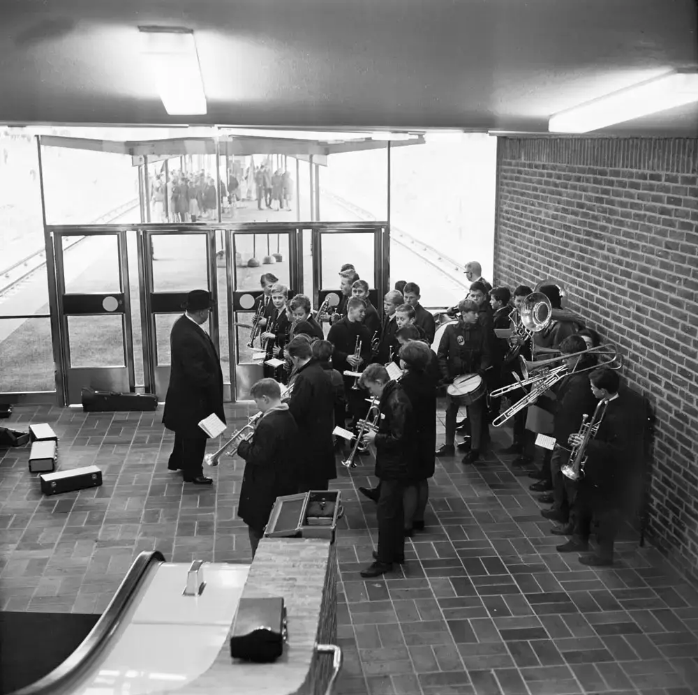 Tunnelbana 2, eller Röda linjen som vi säger idag, invigdes 5/4 1964. Invigning skedde vid Mariatorget och sedan körde invigningstågen först till Fruängen, återvände sedan till Liljeholmen och tog andra spåret till Örnsberg. Örnsberg var vid denna tid slutstation på linje 13. 