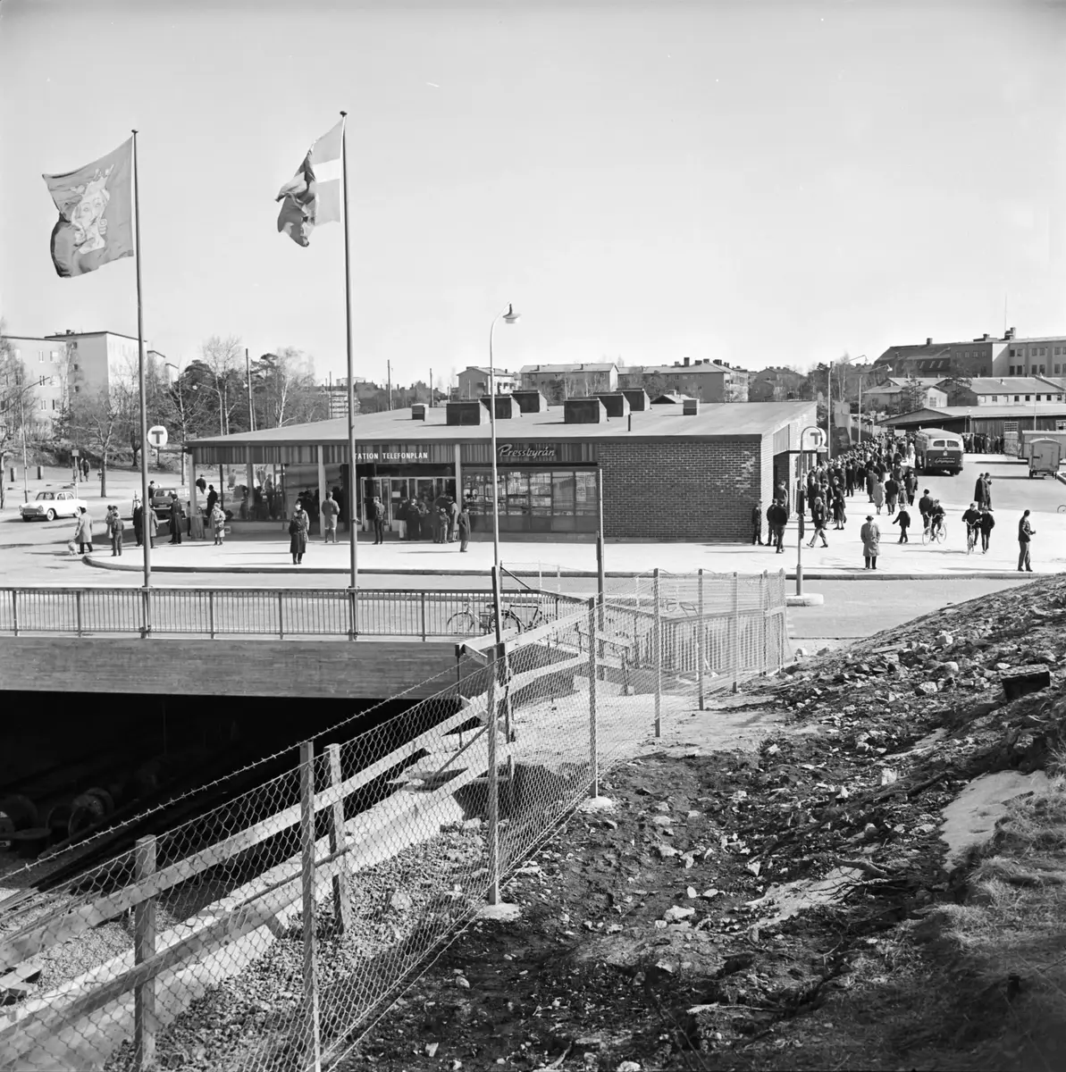 Vid stationen Telefonplan, och vid alla andra nya stationer, vajade svenska flaggan och S:t Eriks fanan (Stockholms kommunflagga) på invigningsdagen
