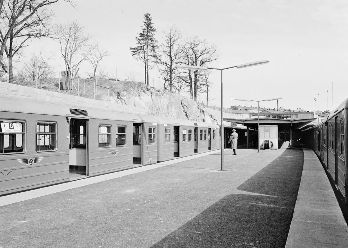 Förmodligen fotograferat strax innan invigning av stationen. Tunnelbana 2, eller Röda linjen som vi säger idag, invigdes 5/4 1964. Invigning skedde vid Mariatorget och sedan körde invigningstågen först till Fruängen, återvände sedan till Liljeholmen och tog andra spåret till Örnsberg. Örnsberg var vid denna tid slutstation på linje 13. 