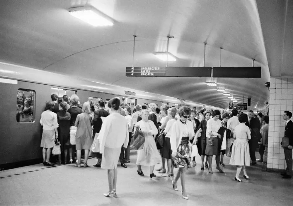 Folk i rörelse på Fridhemsplans tunnelbanestation