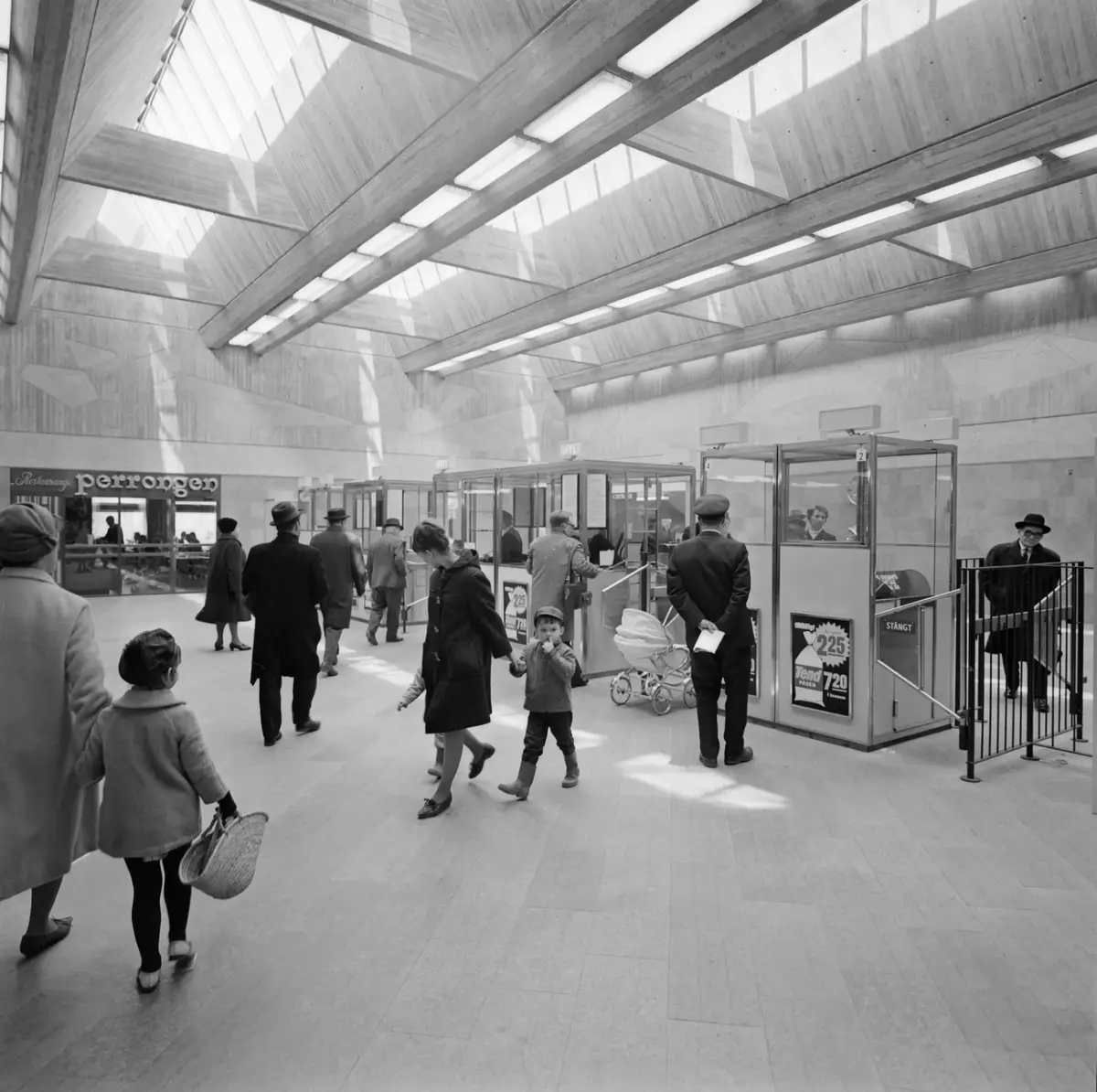 Stationen invigdes 5 april 1964. Biljetthallen har sågtak som ger ett överljus, golv av röd ölandskalksten som även klär väggarna till en höjd av ca 2,6 m. På resterande del av väggarna förekommer rå betongyta och fris med relief av konstnären C A Lunding. 