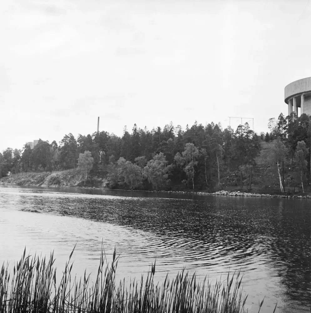 Stocksundet och t.h. en bit av Bergshamra vattentorn. 