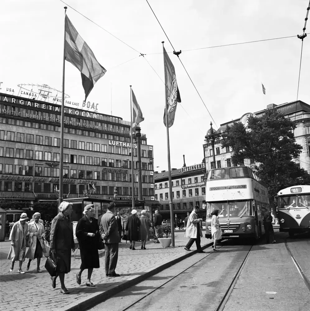 Stockholms Spårvägars sightseeingbuss vid Norrmalmstorg