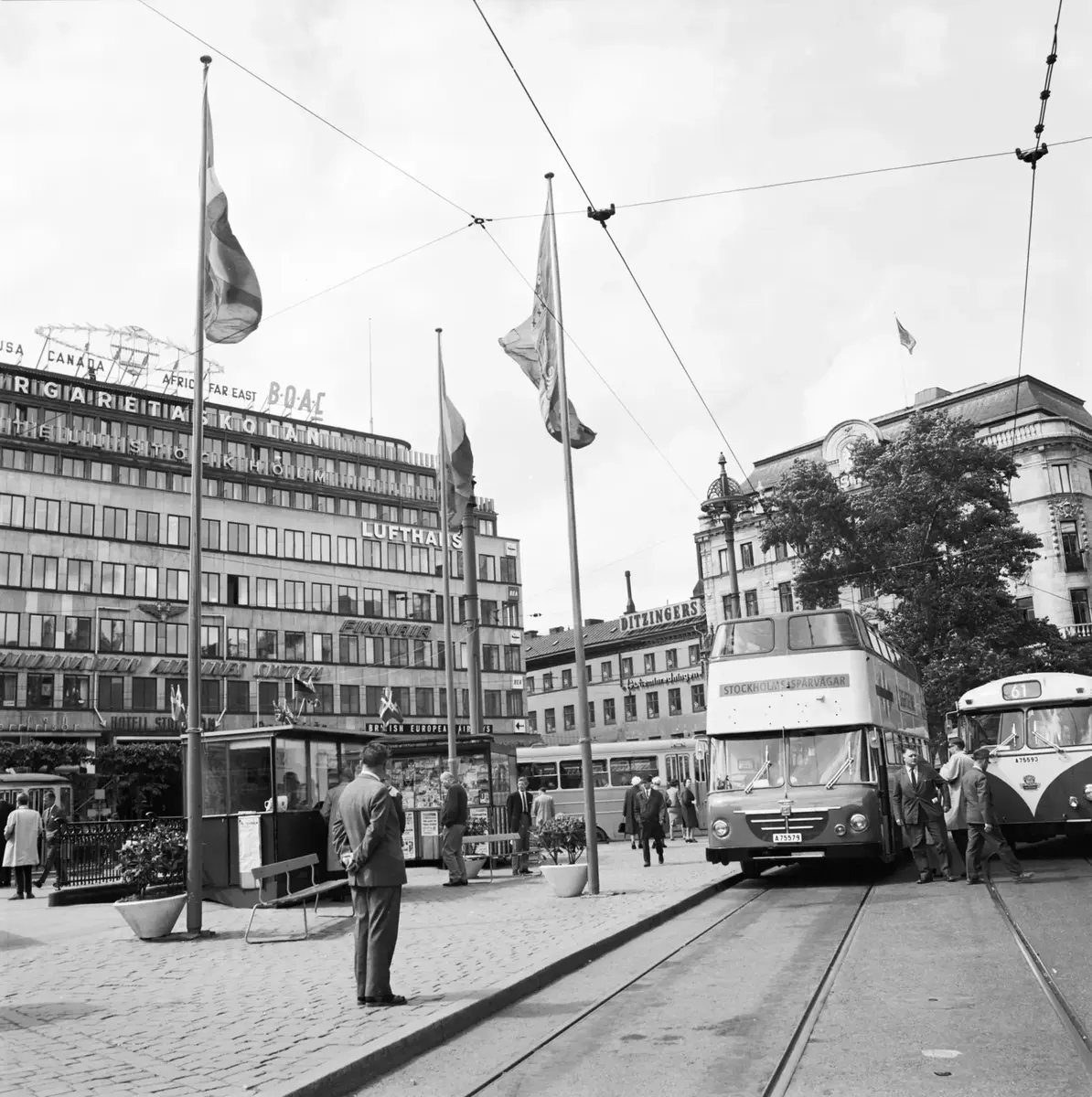 Stockholms Spårvägars sightseeingbuss vid Norrmalmstorg