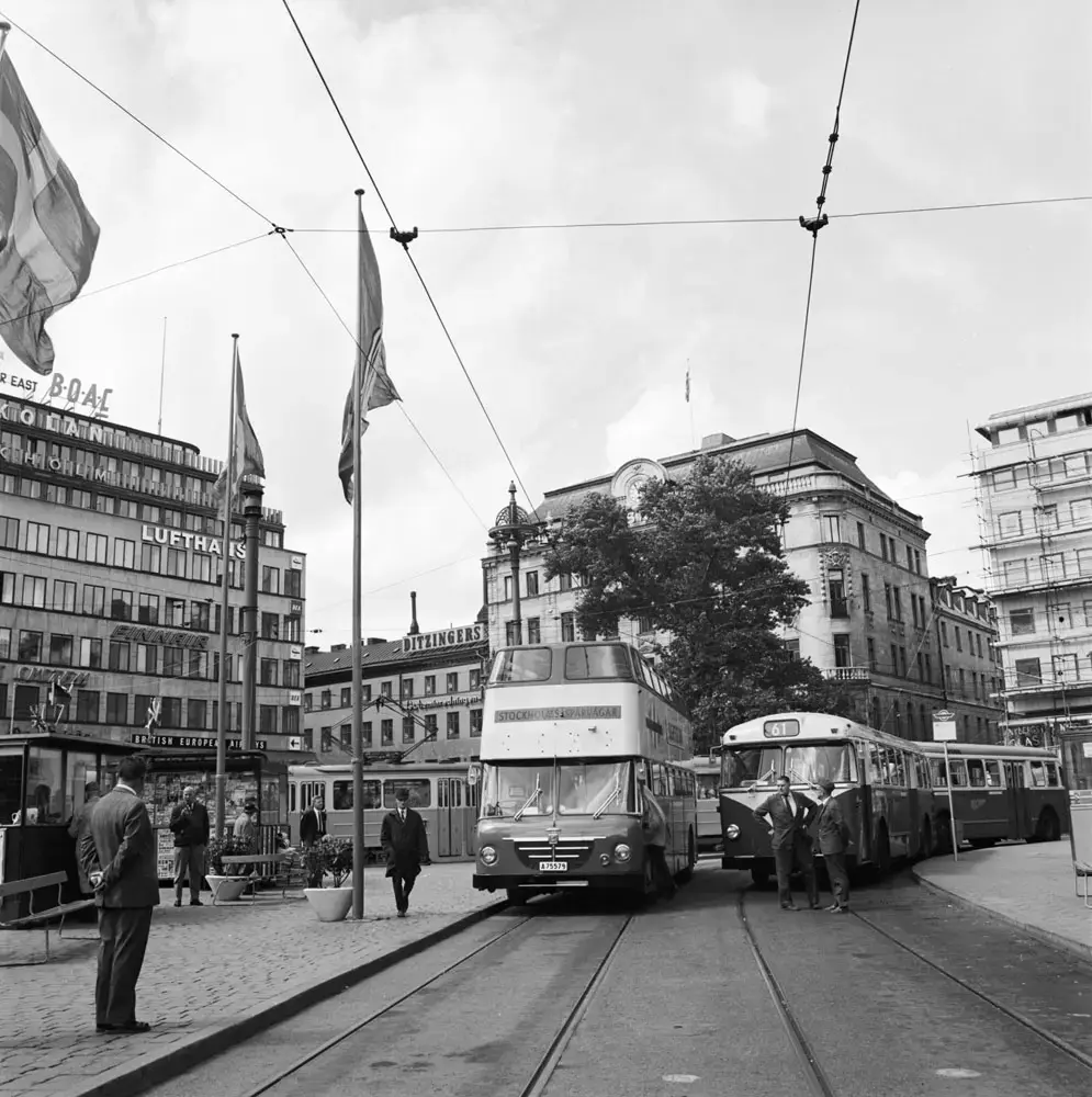 Stockholms Spårvägars sightseeingbuss vid Norrmalmstorg