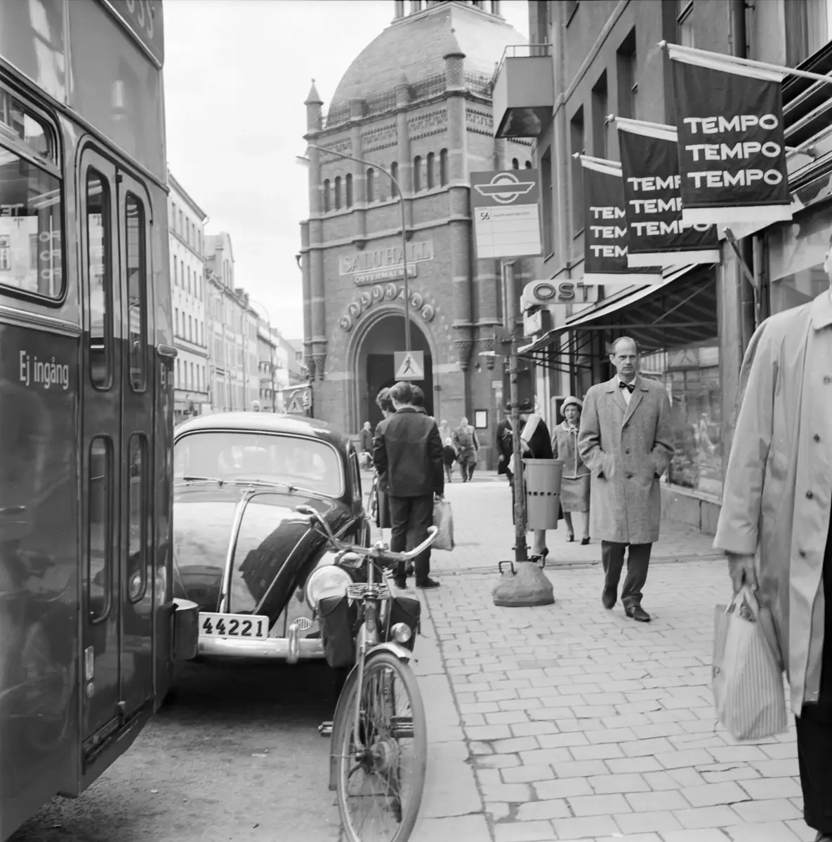 Stockholms spårvägars buss har svårt att ta sig fram på grund av en felparkerad bil.
