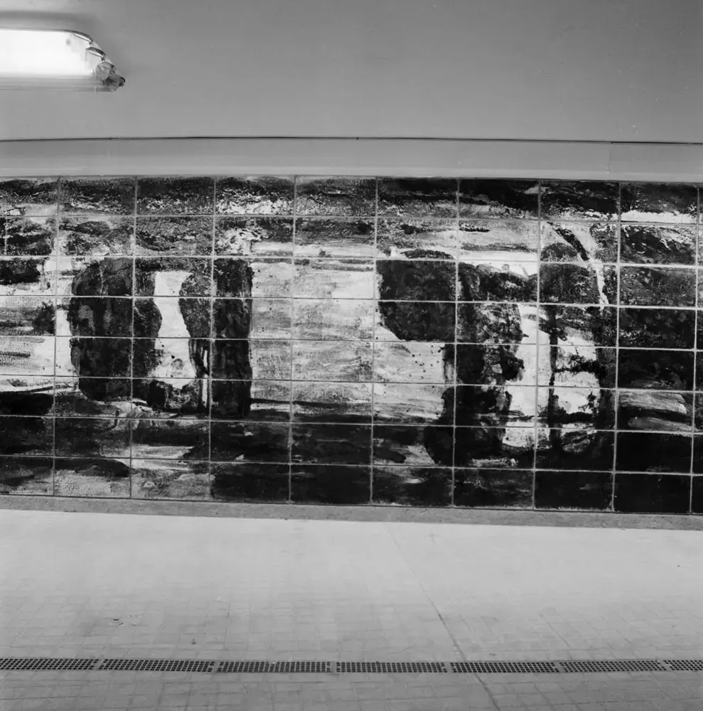 Staffan Hallström och Lasse Andréassons stengodsrelief  vid T-Centralen