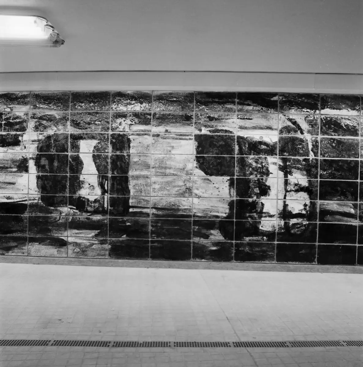 Staffan Hallström och Lasse Andréassons stengodsrelief  vid T-Centralen
