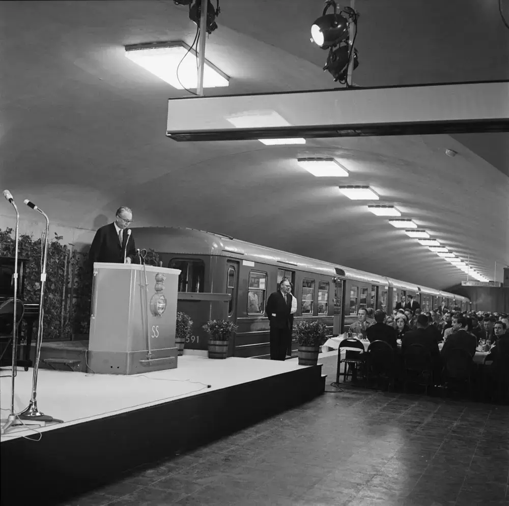 16 maj år 1965 invigdes förlängningen av tunnelbanan till Östermalmstorg och Sätra. Taklagsfest hölls två dagar tidigare, fredagen den 14 maj i underjorden, på stationen Östermalmstorg där 700 taklagsfestande hade tagit plats.
När Östermalmstorgs tunnelbanestation öppnade var den utan jämförelse djupast belägna station på hela tunnelbanesystemet. Stationen hade ritats på Stockholms spårvägars eget arkitektkontor av Olov Blomkvist. Namnet på stationen hade diskuterats och förslag fanns som Birger Jarlsgatan och Stureplan, men stationen fick sitt namn efter den biljetthall som låg under själva Östermalmstorg.
Vid invigningen höll bl a Borgarrådet Helge Berglund tal och kommunikationsminister Gösta Skoglund klippte det blågula invigningsbandet. Sedan fick  500 gäster ta plats på invigningstågen. Förare på dessa vad Eva Ingelheim och Evert Jansson.
