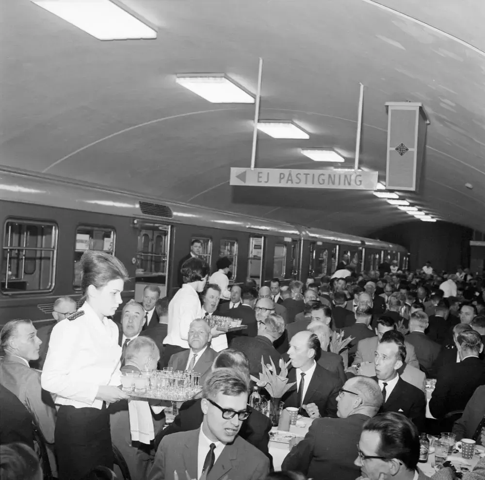Från Östermalmstorg till Sätra!
16 maj år 1965 invigdes förlängningen av tunnelbanan till Östermalmstorg och Sätra. Taklagsfest hölls två dagar tidigare, fredagen den 14 maj i underjorden, på stationen Östermalmstorg där 700 taklagsfestande hade tagit plats.
När Östermalmstorgs tunnelbanestation öppnade var den utan jämförelse djupast belägna station på hela tunnelbanesystemet. Stationen hade ritats på Stockholms spårvägars eget arkitektkontor av Olov Blomkvist. Namnet på stationen hade diskuterats och förslag fanns som Birger Jarlsgatan och Stureplan, men stationen fick sitt namn efter den biljetthall som låg under själva Östermalmstorg.
Vid invigningen höll bl a Borgarrådet Helge Berglund tal och kommunikationsminister Gösta Skoglund klippte det blågula invigningsbandet. Sedan fick  500 gäster ta plats på invigningstågen. Förare på dessa vad Eva Ingelheim och Evert Jansson.
