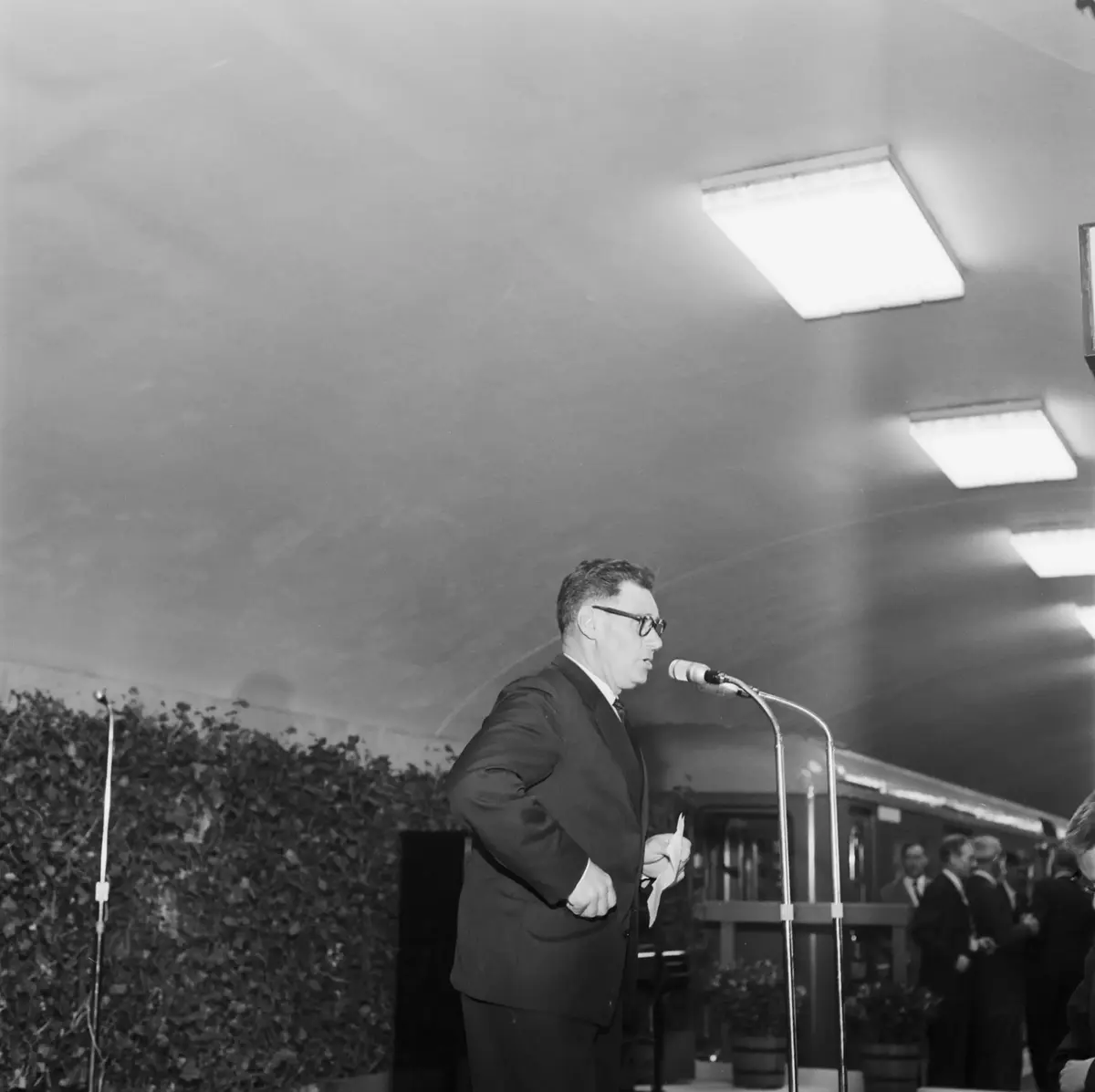 16 maj år 1965 invigdes förlängningen av tunnelbanan till Östermalmstorg och Sätra. Taklagsfest hölls två dagar tidigare, fredagen den 14 maj i underjorden, på stationen Östermalmstorg där 700 taklagsfestande hade tagit plats.
När Östermalmstorgs tunnelbanestation öppnade var den utan jämförelse djupast belägna station på hela tunnelbanesystemet. Stationen hade ritats på Stockholms spårvägars eget arkitektkontor av Olov Blomkvist. Namnet på stationen hade diskuterats och förslag fanns som Birger Jarlsgatan och Stureplan, men stationen fick sitt namn efter den biljetthall som låg under själva Östermalmstorg.
Vid invigningen höll bl a Borgarrådet Helge Berglund tal och kommunikationsminister Gösta Skoglund klippte det blågula invigningsbandet. Sedan fick  500 gäster ta plats på invigningstågen. Förare på dessa vad Eva Ingelheim och Evert Jansson.
