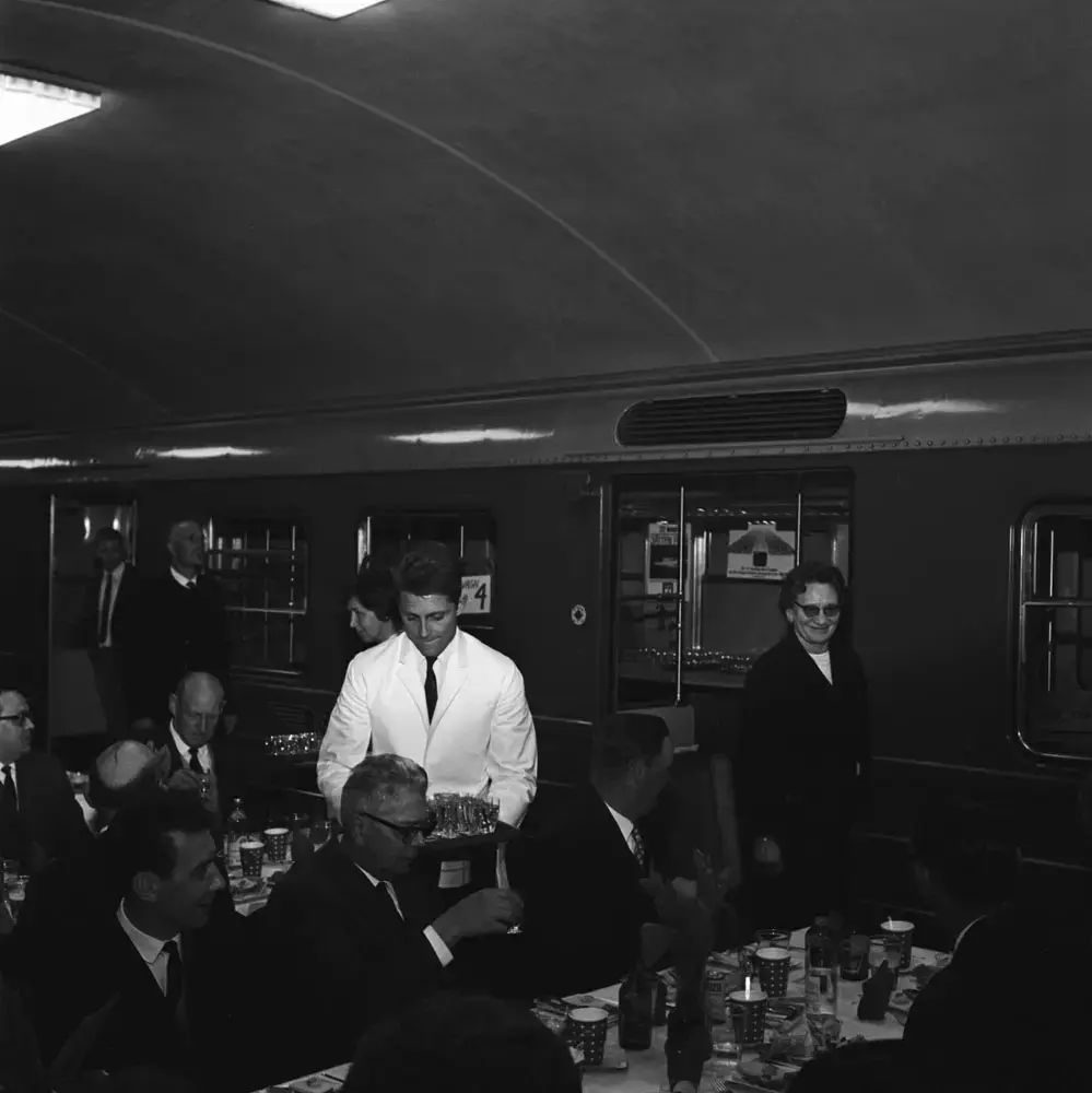 16 maj år 1965 invigdes förlängningen av tunnelbanan till Östermalmstorg och Sätra. Taklagsfest hölls två dagar tidigare, fredagen den 14 maj i underjorden, på stationen Östermalmstorg där 700 taklagsfestande hade tagit plats.
När Östermalmstorgs tunnelbanestation öppnade var den utan jämförelse djupast belägna station på hela tunnelbanesystemet. Stationen hade ritats på Stockholms spårvägars eget arkitektkontor av Olov Blomkvist. Namnet på stationen hade diskuterats och förslag fanns som Birger Jarlsgatan och Stureplan, men stationen fick sitt namn efter den biljetthall som låg under själva Östermalmstorg.
Vid invigningen höll bl a Borgarrådet Helge Berglund tal och kommunikationsminister Gösta Skoglund klippte det blågula invigningsbandet. Sedan fick  500 gäster ta plats på invigningstågen. Förare på dessa vad Eva Ingelheim och Evert Jansson.
