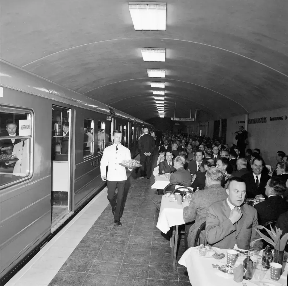 16 maj år 1965 invigdes förlängningen av tunnelbanan till Östermalmstorg och Sätra. Taklagsfest hölls två dagar tidigare, fredagen den 14 maj i underjorden, på stationen Östermalmstorg där 700 taklagsfestande hade tagit plats.
När Östermalmstorgs tunnelbanestation öppnade var den utan jämförelse djupast belägna station på hela tunnelbanesystemet. Stationen hade ritats på Stockholms spårvägars eget arkitektkontor av Olov Blomkvist. Namnet på stationen hade diskuterats och förslag fanns som Birger Jarlsgatan och Stureplan, men stationen fick sitt namn efter den biljetthall som låg under själva Östermalmstorg.
Vid invigningen höll bl a Borgarrådet Helge Berglund tal och kommunikationsminister Gösta Skoglund klippte det blågula invigningsbandet. Sedan fick  500 gäster ta plats på invigningstågen. Förare på dessa vad Eva Ingelheim och Evert Jansson.
