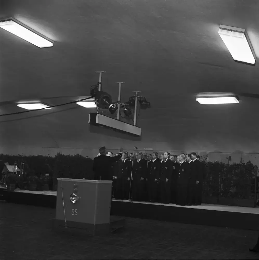 16 maj år 1965 invigdes förlängningen av tunnelbanan till Östermalmstorg och Sätra. Taklagsfest hölls två dagar tidigare, fredagen den 14 maj i underjorden, på stationen Östermalmstorg där 700 taklagsfestande hade tagit plats.
När Östermalmstorgs tunnelbanestation öppnade var den utan jämförelse djupast belägna station på hela tunnelbanesystemet. Stationen hade ritats på Stockholms spårvägars eget arkitektkontor av Olov Blomkvist. Namnet på stationen hade diskuterats och förslag fanns som Birger Jarlsgatan och Stureplan, men stationen fick sitt namn efter den biljetthall som låg under själva Östermalmstorg.
Vid invigningen höll bl a Borgarrådet Helge Berglund tal och kommunikationsminister Gösta Skoglund klippte det blågula invigningsbandet. Sedan fick  500 gäster ta plats på invigningstågen. Förare på dessa vad Eva Ingelheim och Evert Jansson.
