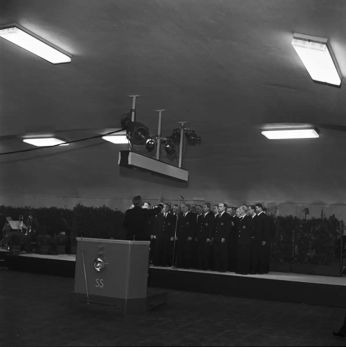 16 maj år 1965 invigdes förlängningen av tunnelbanan till Östermalmstorg och Sätra. Taklagsfest hölls två dagar tidigare, fredagen den 14 maj i underjorden, på stationen Östermalmstorg där 700 taklagsfestande hade tagit plats.
När Östermalmstorgs tunnelbanestation öppnade var den utan jämförelse djupast belägna station på hela tunnelbanesystemet. Stationen hade ritats på Stockholms spårvägars eget arkitektkontor av Olov Blomkvist. Namnet på stationen hade diskuterats och förslag fanns som Birger Jarlsgatan och Stureplan, men stationen fick sitt namn efter den biljetthall som låg under själva Östermalmstorg.
Vid invigningen höll bl a Borgarrådet Helge Berglund tal och kommunikationsminister Gösta Skoglund klippte det blågula invigningsbandet. Sedan fick  500 gäster ta plats på invigningstågen. Förare på dessa vad Eva Ingelheim och Evert Jansson.
