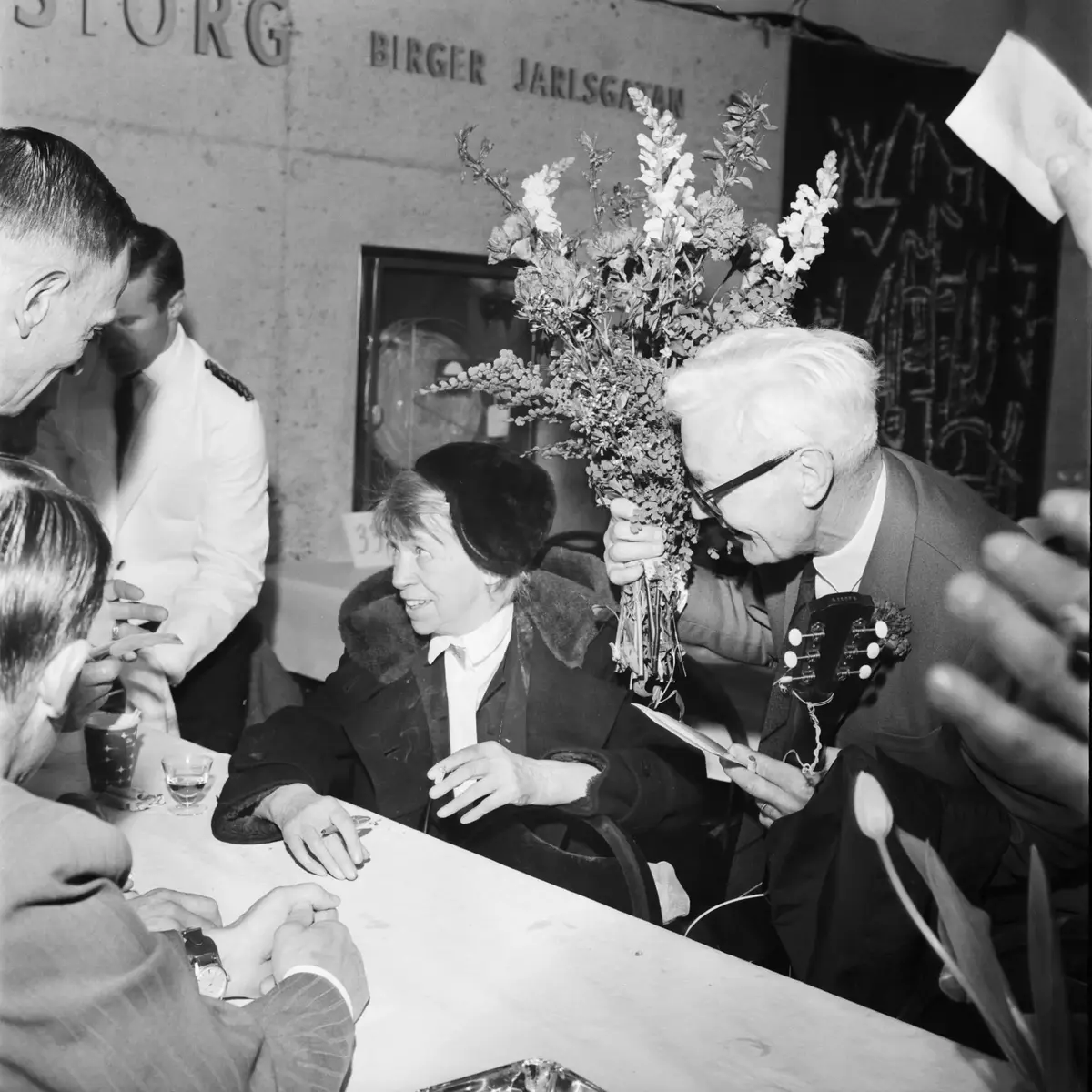 Taklagsfest hölls fredagen den 14 maj i underjorden, på stationen Östermalmstorg där 700 taklagsfestande hade tagit plats. När Östermalmstorgs tunnelbanestation öppnade var den utan jämförelse djupast belägna station på hela tunnelbanesystemet. Stationen hade ritats på Stockholms spårvägars eget arkitektkontor av Olov Blomkvist. Namnet på stationen hade diskuterats och förslag fanns som Birger Jarlsgatan och Stureplan, men stationen fick sitt namn efter den biljetthall som låg under själva Östermalmstorg.
Vid invigningen höll bl a Borgarrådet Helge Berglund tal och kommunikationsminister Gösta Skoglund klippte det blågula invigningsbandet. Sedan fick  500 gäster ta plats på invigningstågen. Förare på dessa vad Eva Ingelheim och Evert Jansson.
