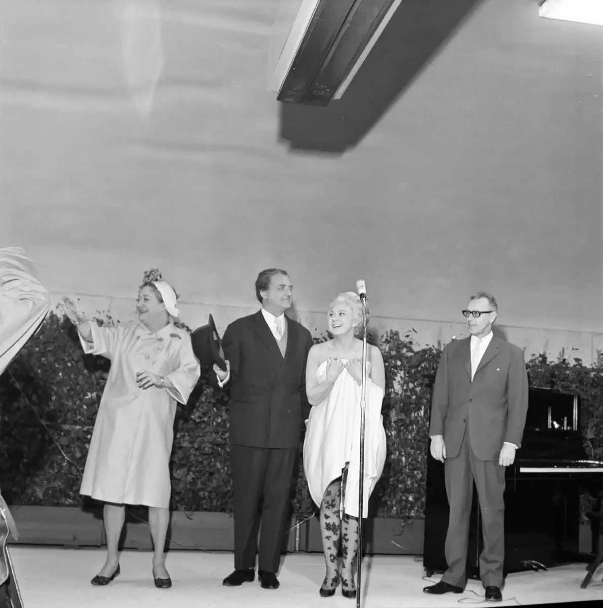 Taklagsöl och invigning av Östermalmstorg. Stig Järrel, Inga Gill och Hjördis Pettersson.