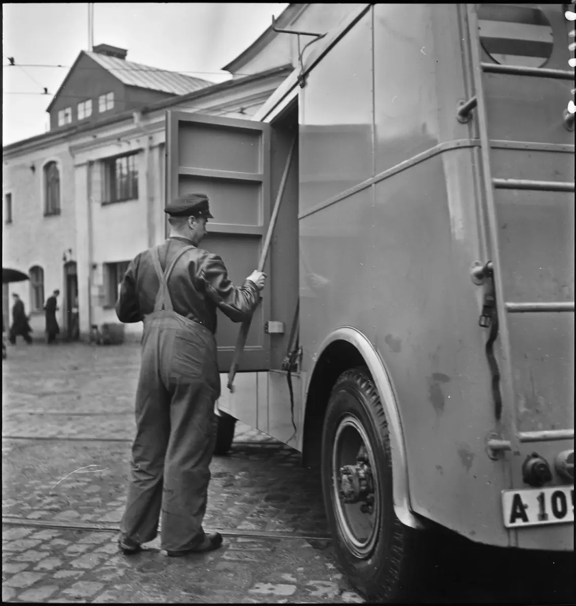 Kontaktledningsmontör lastar en reparationsvagn för kontaktledning.