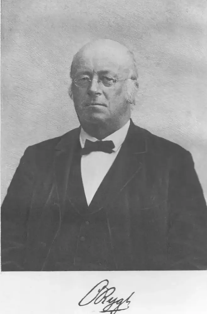 Sorthvitt bilde av Oluf Rygh. Han har sort dressjakke, hvit skjorte og sort slips.