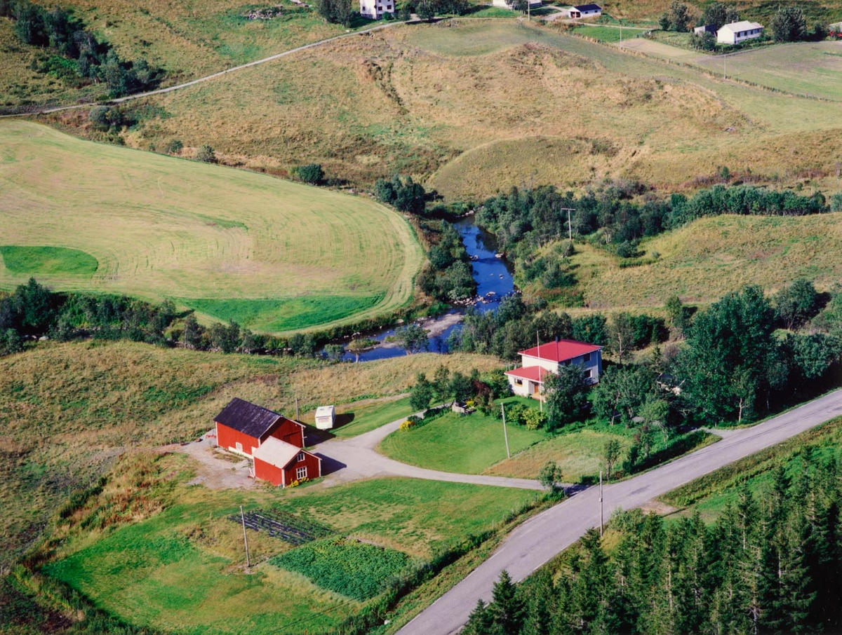 Leirfjord, Nyland. Flyfoto av Nylandsennan, gården Nyland. Her bodde Anne og Emil Nyland