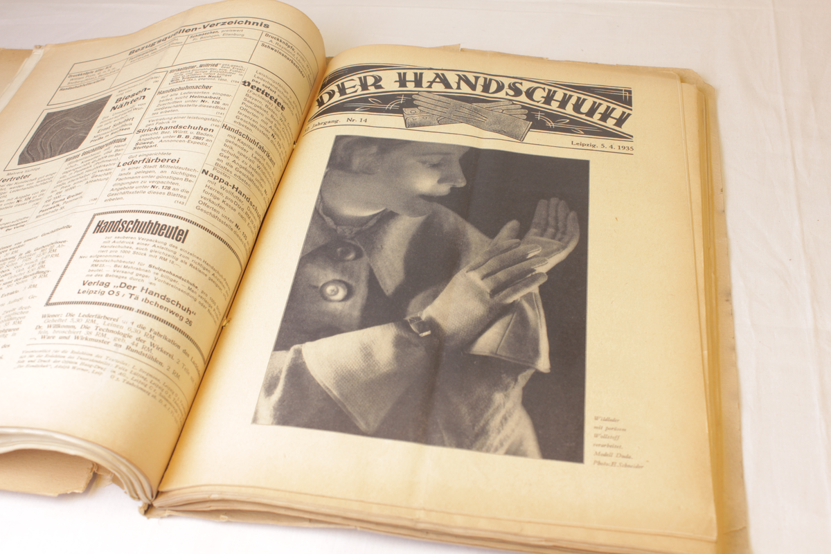 Årgang 1935 av det tyske fagbladet Der Handschuh. Innbundet i en perm av kartong.
