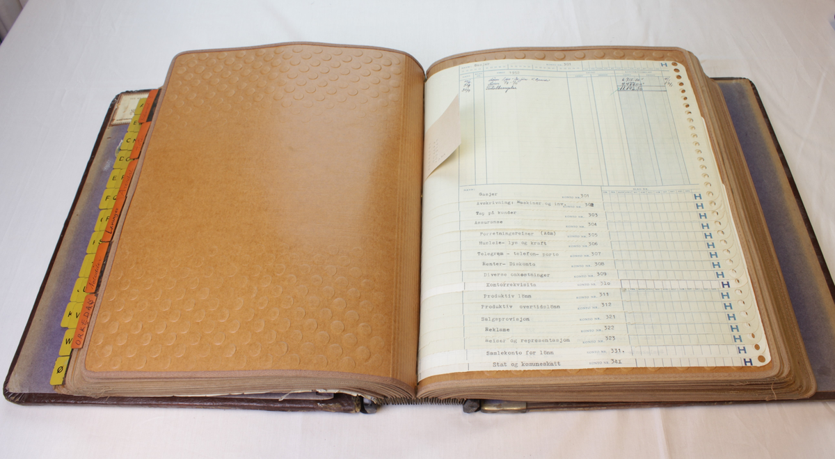 Regnskapsbok fra tidlig 1950-tall.