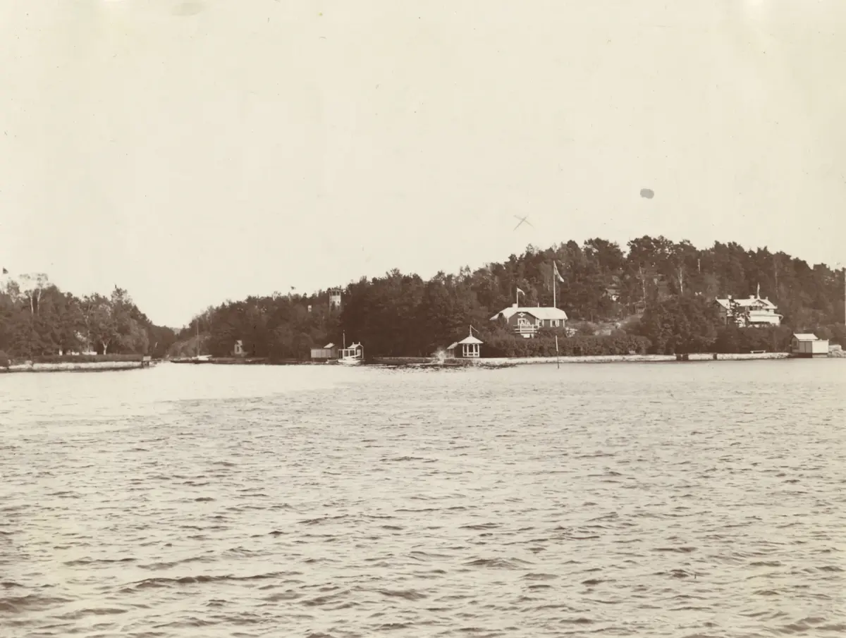Vy över Aludden fotograferad från Tenö brygga. 

