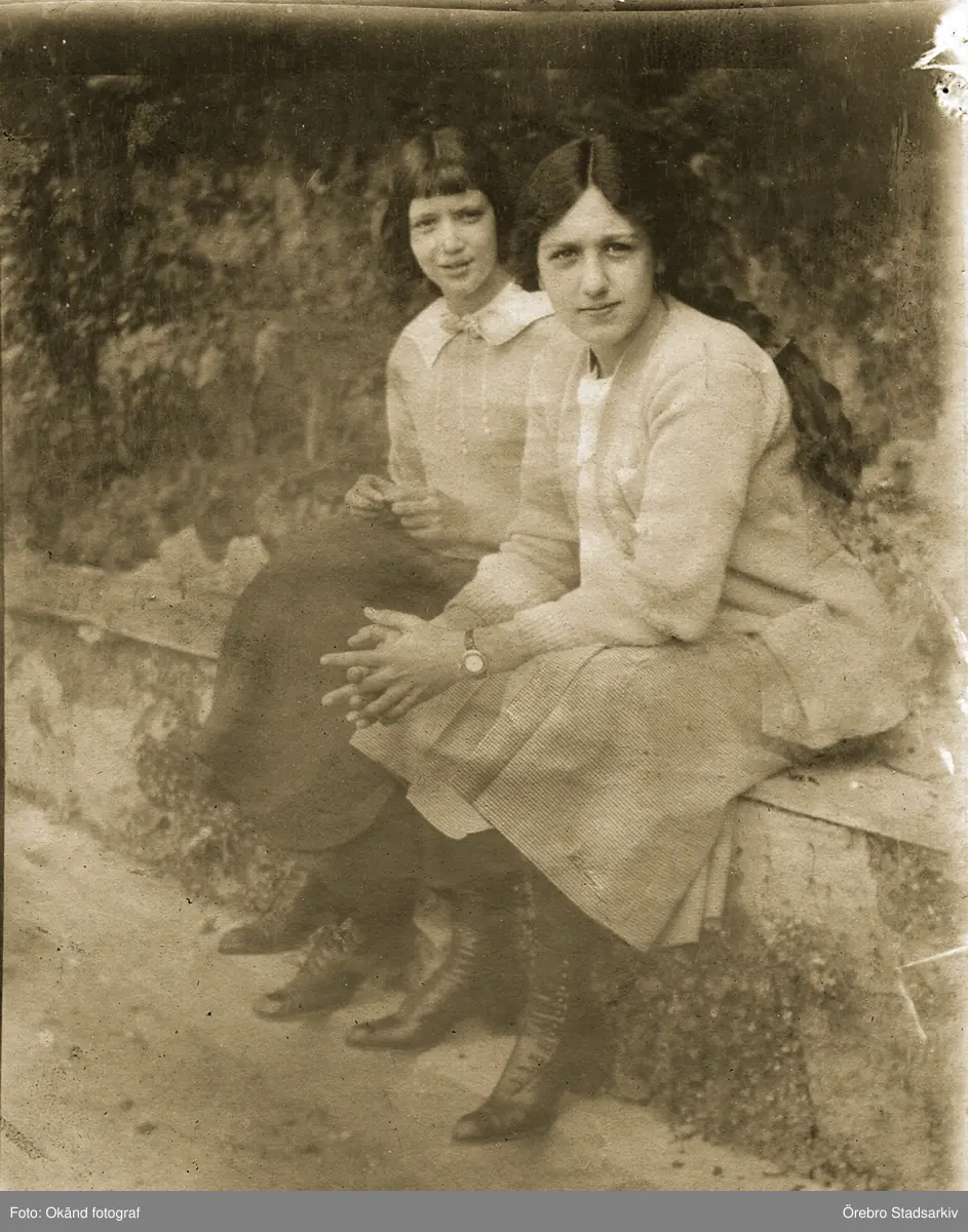 Två flickor på en bänk

Biella Jullien från Brasilien och Margareta Didring från Sverige