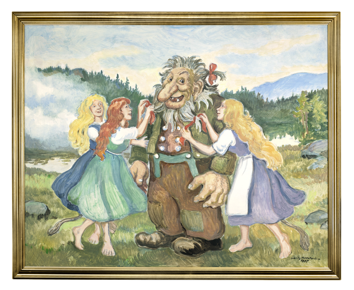 Tannlaus og blid trollfar med stor nase i folkedrakt, lappar på knea. To blonde og ei raudhåra, flotte, huldrejenter barføtt med hale, held han i armen og knyttar raude band i hår og skjegg. Gras og nokre steinar, I bakgrunn eit tjern m litt skodde over, skog, eit fjell i det fjerne og himmel med lette skyar.