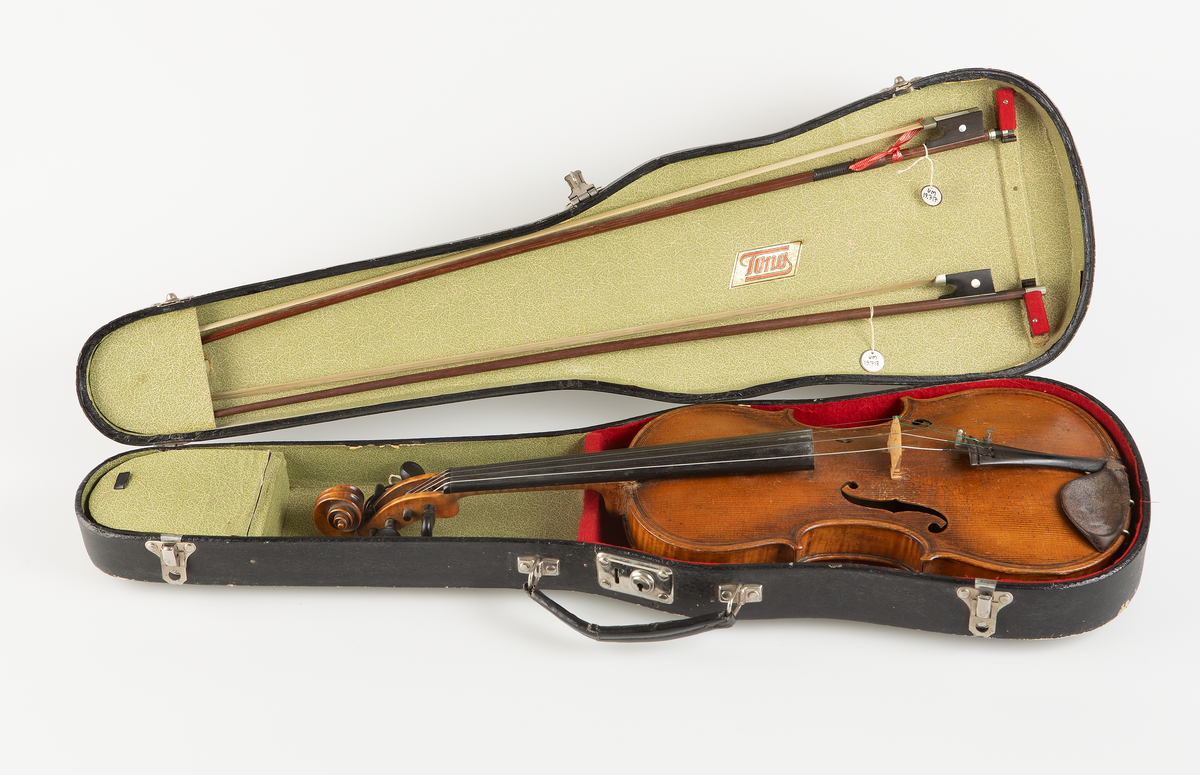 Fiolstråke av trä och tagel.