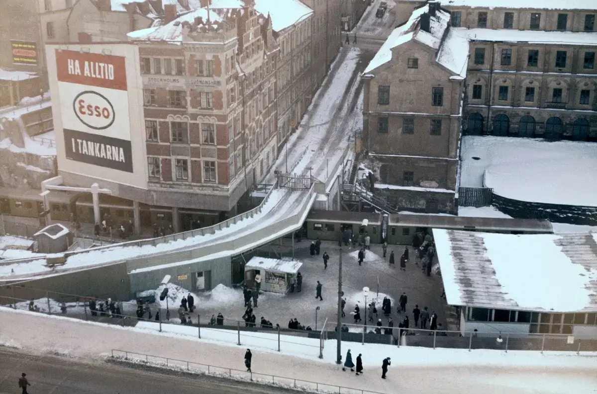 Reklam: "Ha alltid Esso i tankarna". Stadsmuseet till höger i bilden.