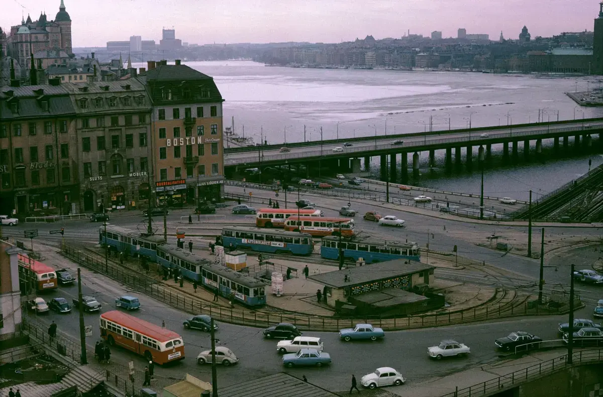Torget består i stor del av en vändslinga och hållplatser söder och norrut för buss och spårvagn. Spårvagnar och bussar som Capitoler och Metrolpoler duggar tätt. 