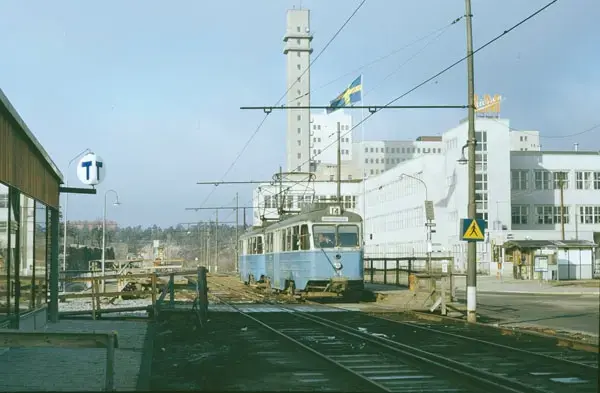 Tunnelbanan under byggnad. LM Ericssons kontorshus i bakgrunden. Den 4 april 1964 var sista dagen för spårväg på linje 14, för den 5 april 1964 invigs tunnelbanans röda linje till Fruängen och Örnsberg. 