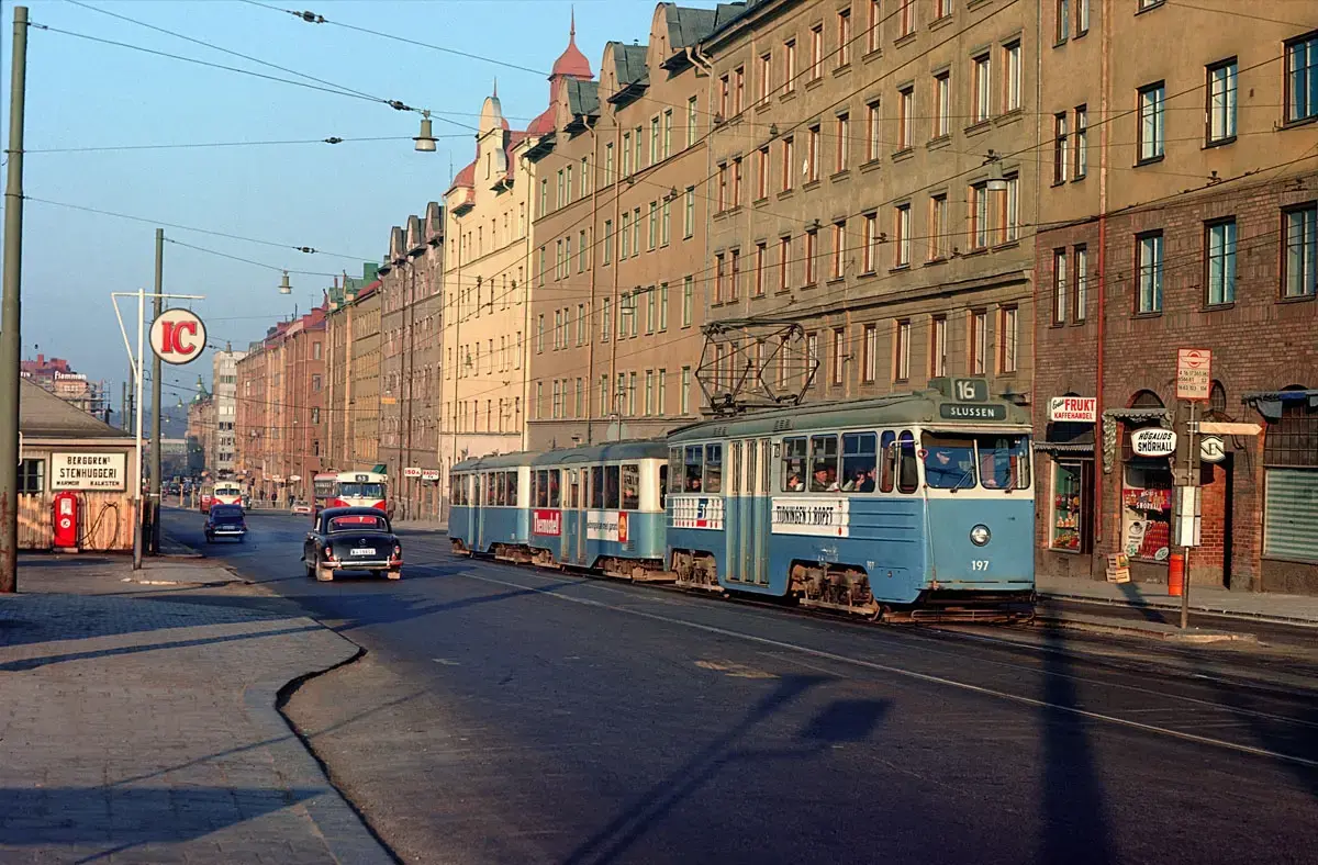 Spårvagnståg passerar IC bensinstation och NEN mjölkaffär på Hornsgatan år 1964