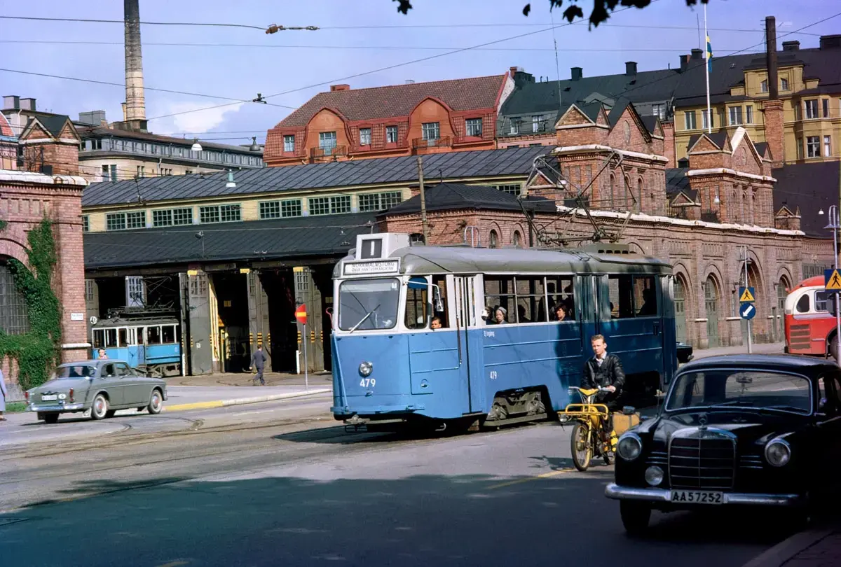 Spårvagn på linje 1 vid spårvägens vagnhall på Birger Jarlsgatan år 1962