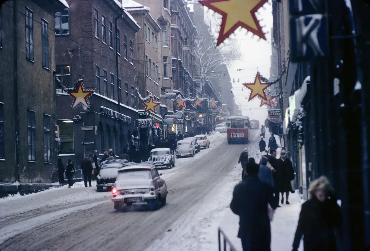 Bussar, snömodd och julskyltning på Götgatan