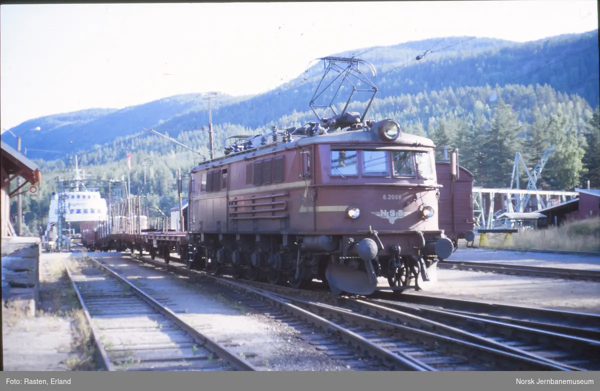 Elektrisk lokomotiv El 8 2066 med godstog på Tinnoset stasjon