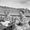 Gofika på museets terass. Brödet kom från Willfors konditori men vad fruarna Kristina Hedenblad och Anna Hedengran firade är oss inte känt. Möjligtvis att fru Hedengran avslutade sin anställning som biljettförsäljerska denna sommar. Hennes make arbetade för övrigt på just Willfors. Kristina Hedenblad hade tjänst som kanslibiträde.