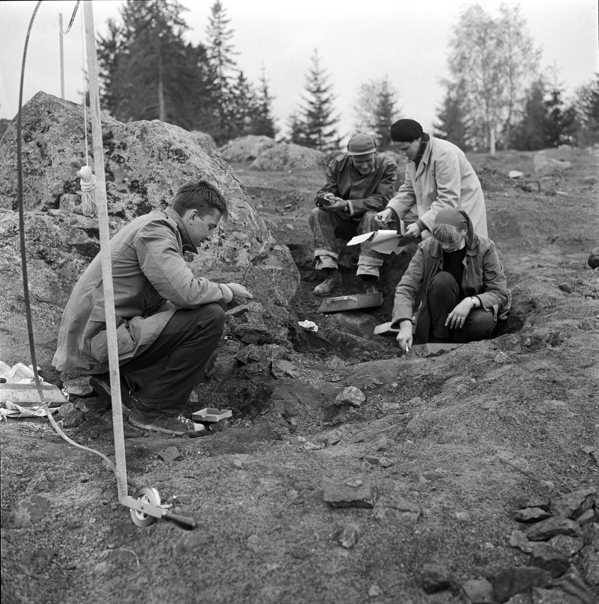 Arkeologisk utgrävning vid vägbygge i Läby, Uppland 1957